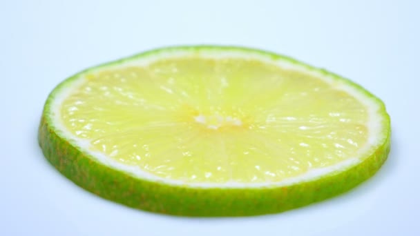 Friss zöld citrom szelet lassan forog a stúdióban a részletek. - Felvétel, videó