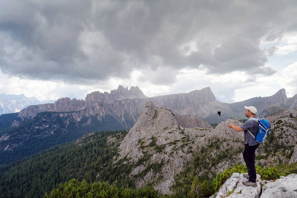 Člověk fotí s jeho mobilní telefon do horské krajiny alpské vrcholy. - Fotografie, Obrázek
