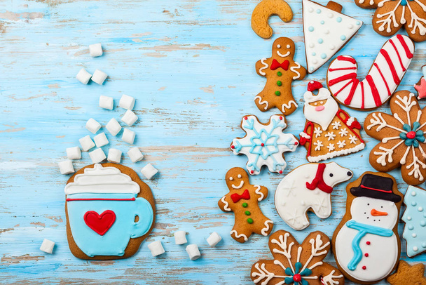 Surtido de galletas de Navidad caseras sobre un fondo de madera azul
 - Foto, imagen