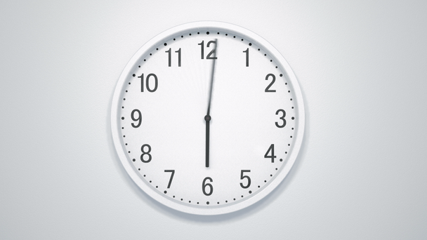 Timelapse nowoczesny zegar na białej ścianie. 60fps zapętlić animacji. - Materiał filmowy, wideo