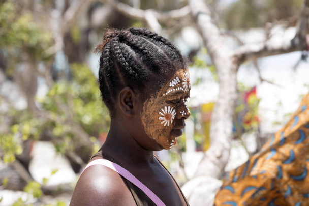  Aborygenów dziewcząt zdobią ich twarze, Amoronia pomarańczowy wybrzeża, Madagaskar,   - Zdjęcie, obraz