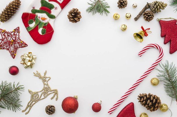 Χριστουγεννιάτικο καρέ. Κόκκινο, χρυσό και πράσινο Χριστουγεννιάτικη διακόσμηση σε λευκό φόντο το top view επίπεδη lay κοροϊδεύω. πρότυπο ευχετήριας κάρτας - Φωτογραφία, εικόνα