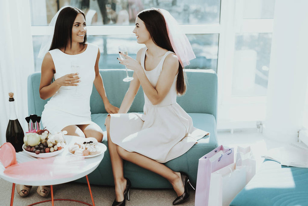 Girls Are Drinking Champagne Before Hen-Party. Pre-wedding Concept. Beautiful Shiny Smile. Resting With Bride. Sunny Day. Good Mood. Young And Attractive. Happy Holiday. Long Hair. - Zdjęcie, obraz