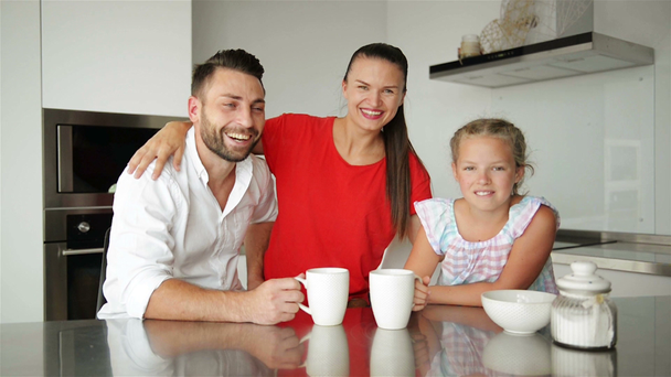 Portret van gelukkige familie op de keuken. Ze hebben goed humeur tijd samen doorbrengen. - Video