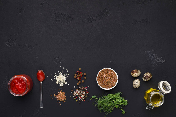 Spezie, salse ed erbe aromatiche per condire insalate
 - Foto, immagini