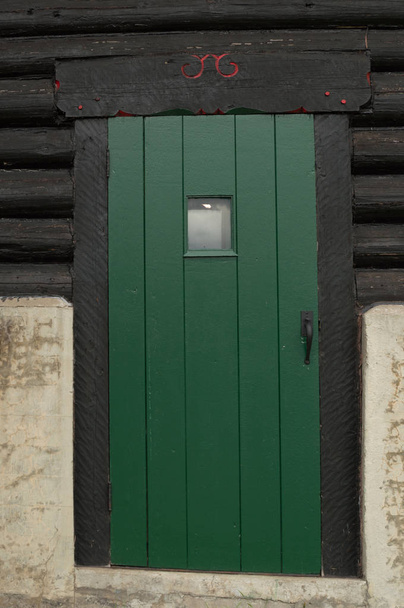 Troncos pintados de negro áspero en un edificio de cabaña de madera vieja
 - Foto, imagen