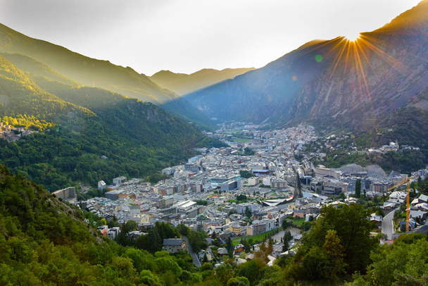 Paisaje urbano en verano de Andorra La Vella, Andorra
. - Foto, imagen