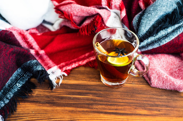 Filiżanka herbaty z cytryną i ciepłe dzianinowy szalik jako pojęcie zima - Zdjęcie, obraz