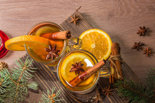 Kaksi lasillista tuoksuva juoma ympäri uudenvuoden sisustus ja mausteet kaneli badian
 - Valokuva, kuva