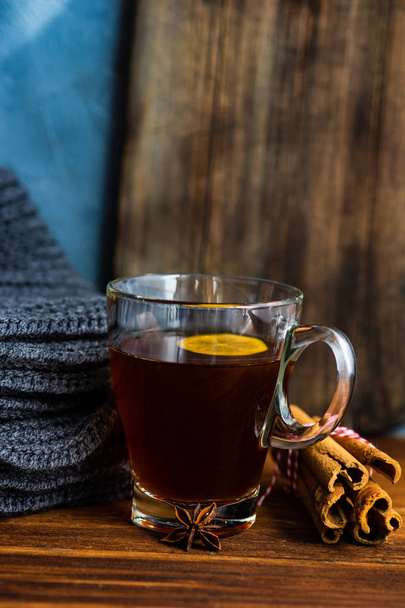 Tazza di tè con limone e calda sciarpa lavorata a maglia come concetto invernale
 - Foto, immagini