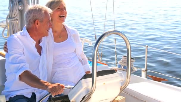 ηλικιωμένους με πολυτελές σκάφος τους - Πλάνα, βίντεο