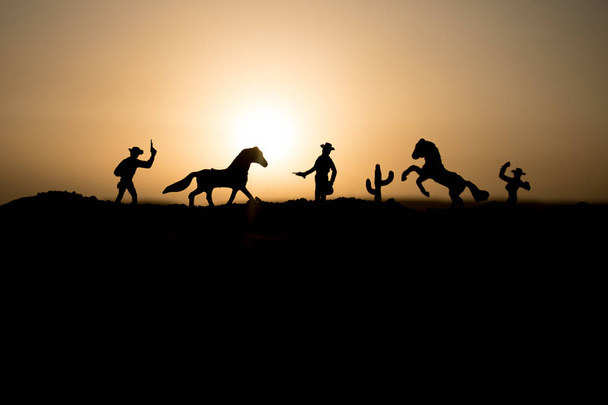 カウボーイのコンセプトです。日没時のカウボーイのシルエット。馬と丘の上のカウボーイのシルエット。選択と集中 - 写真・画像