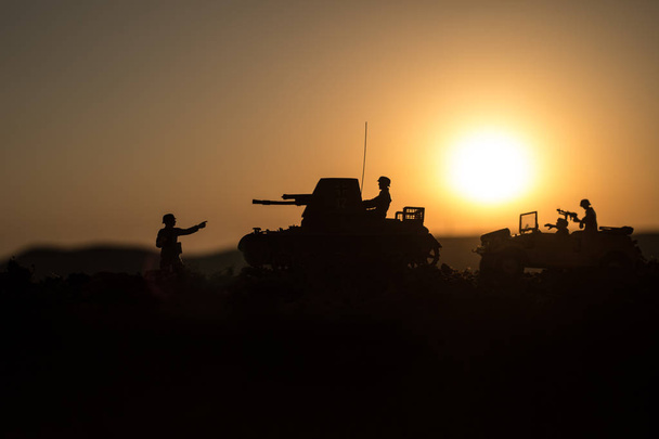Concept van de oorlog. Militaire silhouetten vechten scène. World War Duitse Tanks en soldaten silhouetten bij zonsondergang. Aanval scène. Gepantserde voertuigen. Battle tanks - Foto, afbeelding