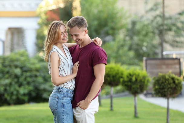 bonito jovem casal no romântico encontro ao ar livre
 - Foto, Imagem