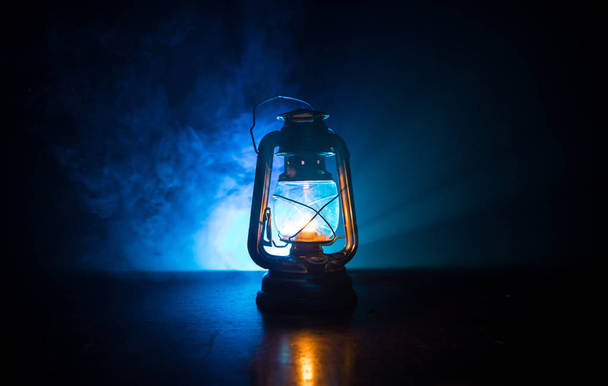 石油ランプ点灯、暗闇の中や燃焼灯油ランプ背景、照明のコンセプト - 写真・画像