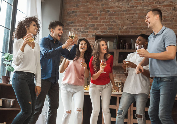 Ryhmä innoissaan ystävien juhliminen kotona
 - Valokuva, kuva