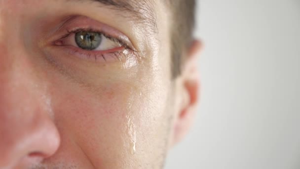 Halve gezicht portret van trieste man huilen met tranen in de ogen. Man in wanhoop. - Video