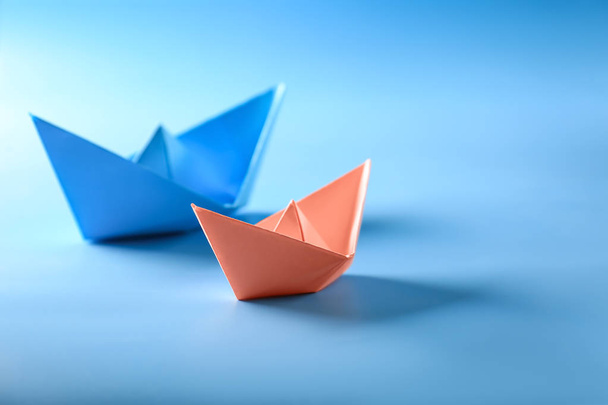 Origami boten op kleur achtergrond - Foto, afbeelding