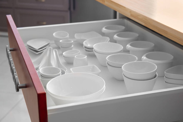 Set de platos limpios en cajón de cocina
 - Foto, Imagen