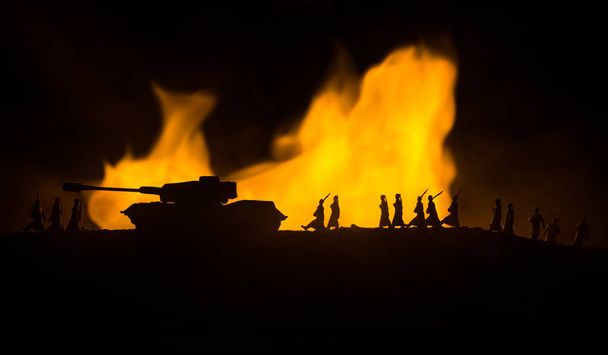 Концепція війни. Військові силуети воювали на військовому фоні туману, німецькі танки часів Другої світової війни Силуети під Cloudy Skyline Вночі. Сцена атаки. Броньовані машини. Бої танків - Фото, зображення