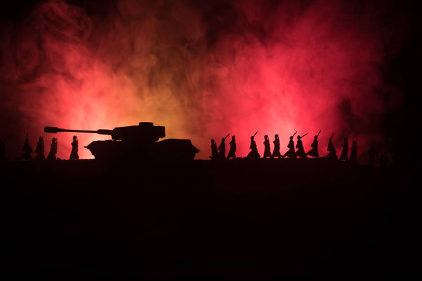 戦争の概念。戦争霧の空の背景に軍事シルエット戦闘シーン、雲のスカイラインの下の第二次世界大戦ドイツ戦車シルエット夜。攻撃シーン。装甲車だ。戦車戦 - 写真・画像