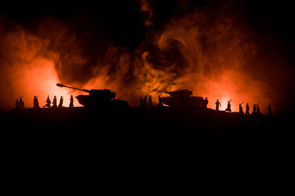 Oorlogsconcept. Militaire silhouetten vechtscène op oorlog mist lucht achtergrond, Wereldoorlog Duitse Tanks silhouetten Onder bewolkt Skyline 's Nachts. Aanval plaats delict. Gepantserde voertuigen. Tanks strijd - Foto, afbeelding