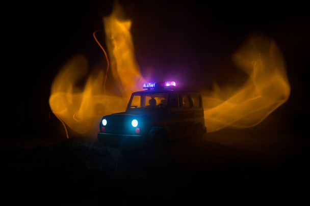 Polis arabası sisli bir arabayı gece takip ediyor. 911 acil durum arabası suç mahalline doğru hızla gidiyor. Seçici odak - Fotoğraf, Görsel