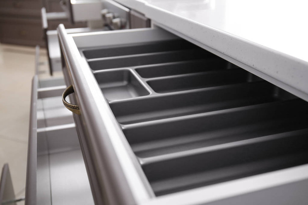 Abrir cajón de cocina vacío, primer plano
 - Foto, Imagen