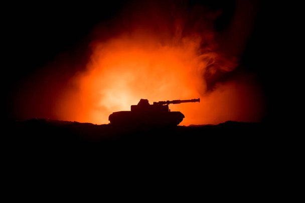 Концепція війни. Бронетанковий силует Під туманним вогнем вночі. Сцена нападу. Оздоблення іграшок. Вибірковий фокус
 - Фото, зображення
