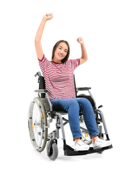 Joyeux jeune femme assise en fauteuil roulant sur fond blanc
 - Photo, image