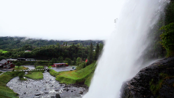 Waterval in Noorwegen in de zomer. - Video