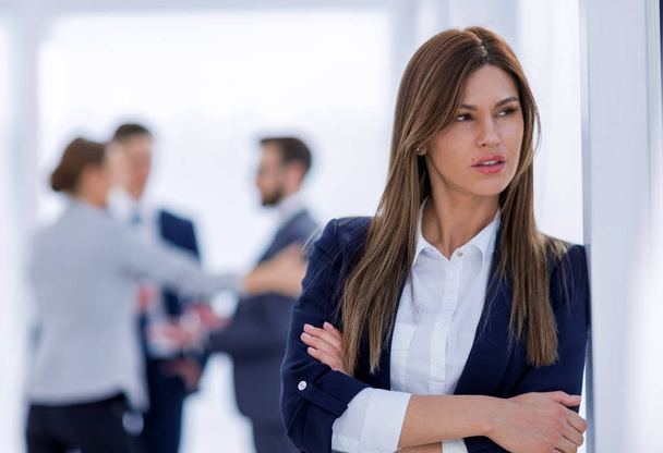 pensive business woman on blurred office background - Foto, Imagen