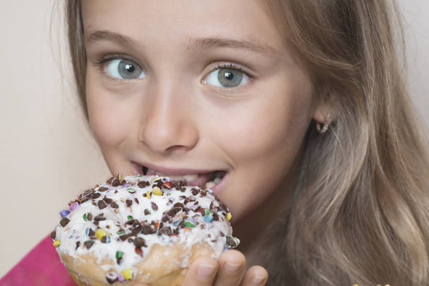 Young woman wants to eat donuts - 写真・画像
