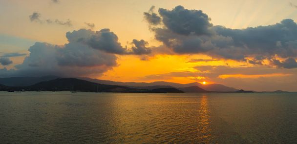 Panorama of Sunset on Koh Samui island, Thailand in a summer evening - Foto, afbeelding