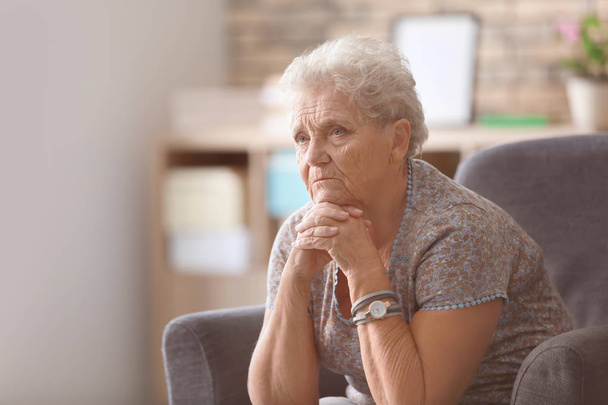 Депрессивная пожилая женщина дома
 - Фото, изображение