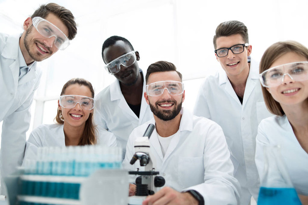 Group of young clinicians experimentation in research laboratory - Foto, Bild