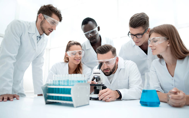 Chemistry experiment - scientists in laboratory testing vaccination - Valokuva, kuva