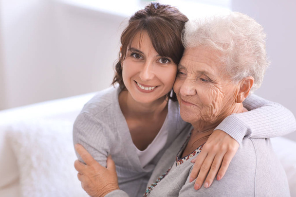 Boldog idős nő a lányával otthon - Fotó, kép