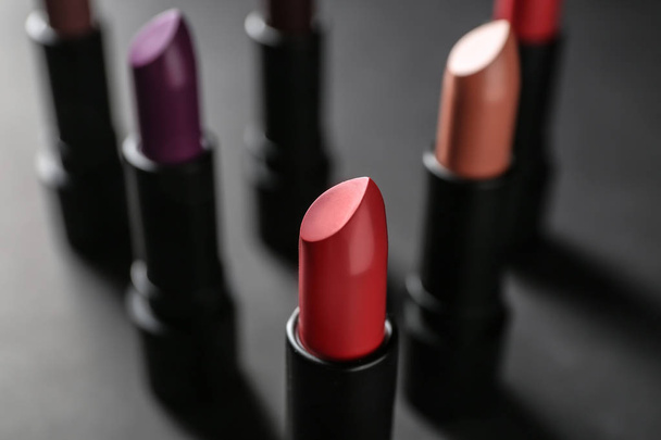 Rouge à lèvres coloré sur fond noir
 - Photo, image