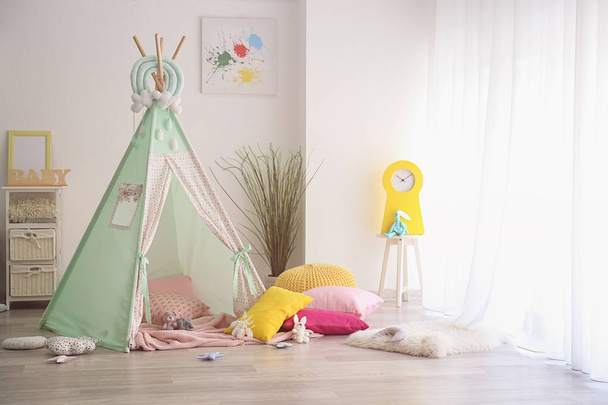 Barraca de jogo acolhedor para crianças no interior do quarto
 - Foto, Imagem