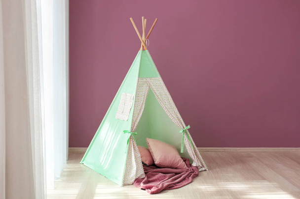 Accogliente tenda da gioco per bambini vicino alla finestra in camera
 - Foto, immagini