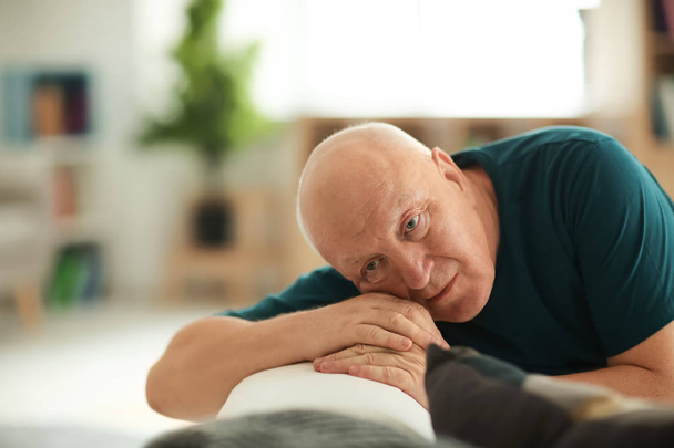 Hombre mayor deprimido en casa
 - Foto, imagen