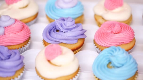 Βήμα-βήμα. Σεφ ζαχαροπλαστικής σωληνώσεις βούτυρο κρέμα ζαχαροαλοιφή σε μονόκερος cupcakes για μικρό κόμμα κορίτσι γενεθλίων - Πλάνα, βίντεο