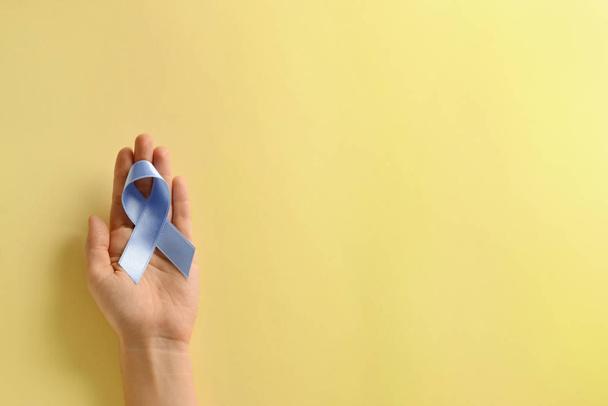Nainen, jolla on sininen nauha väritaustalla. Eturauhassyövän tietoisuuden käsite
 - Valokuva, kuva