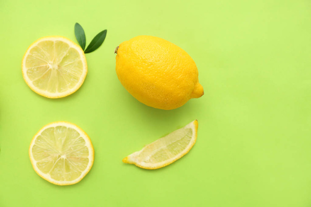 Verse citroenen op kleur achtergrond, plat leggen - Foto, afbeelding