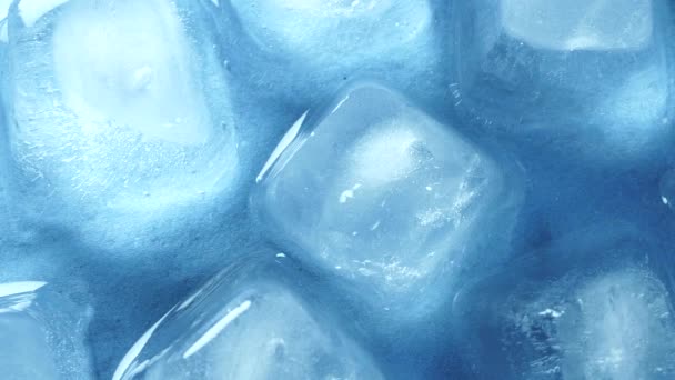 Zblízka kostky ledu s vodou  - Záběry, video