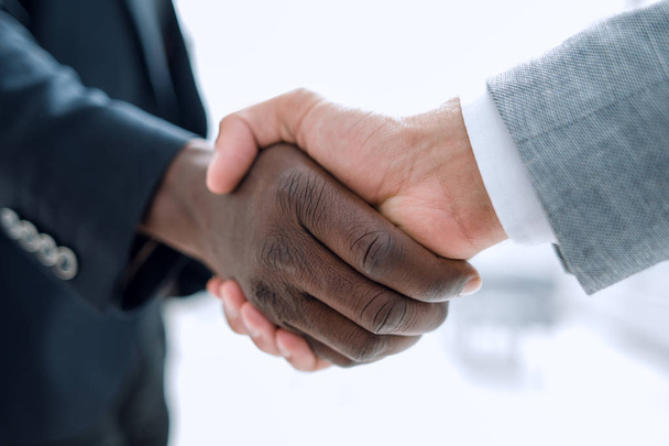 Business handshake in lofty office - Fotoğraf, Görsel