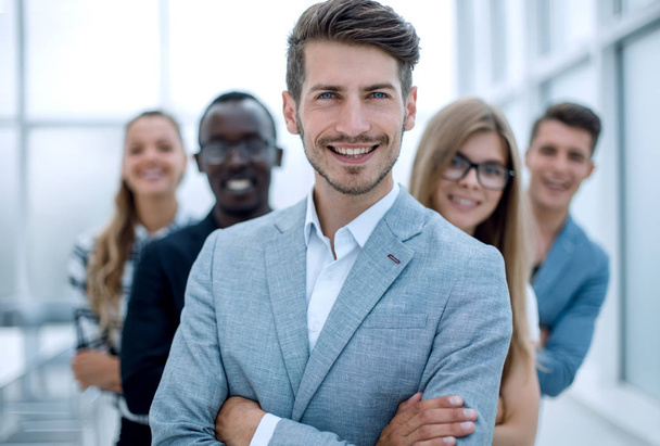 Les gens d'affaires internationaux debout avec les bras croisés souriant
  - Photo, image