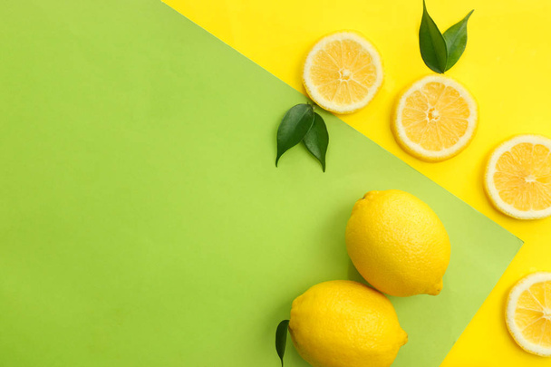 Плоска композиція з стиглими соковитими лимонами на кольоровому фоні
 - Фото, зображення