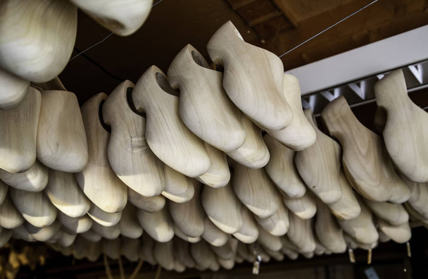 Holandské dřeváky řemeslníků, výroba tradiční obuvi pro pole - Fotografie, Obrázek